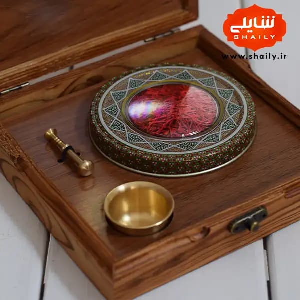 پک کادویی چوبی طرح نقاشی مینیاتور حاوی یک مثقال زعفران ارگانیک قائنات — تصویر ۵