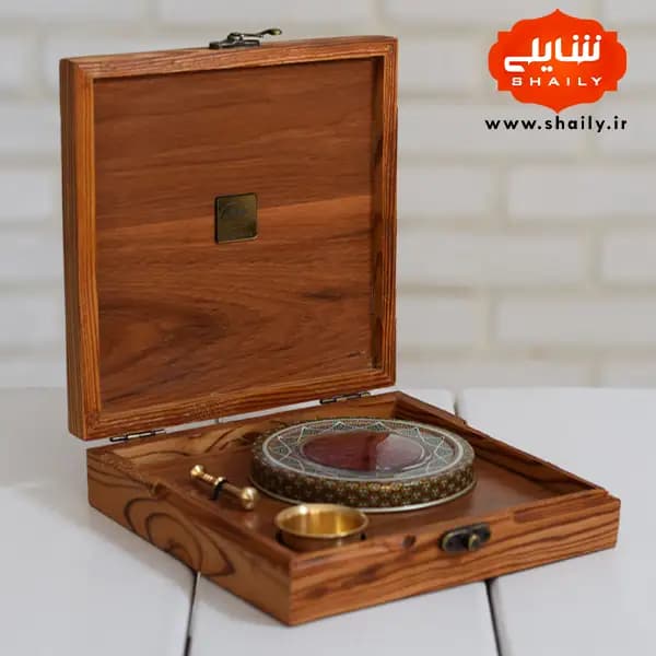 پک کادویی چوبی طرح نقاشی مینیاتور حاوی یک مثقال زعفران ارگانیک قائنات — تصویر ۴