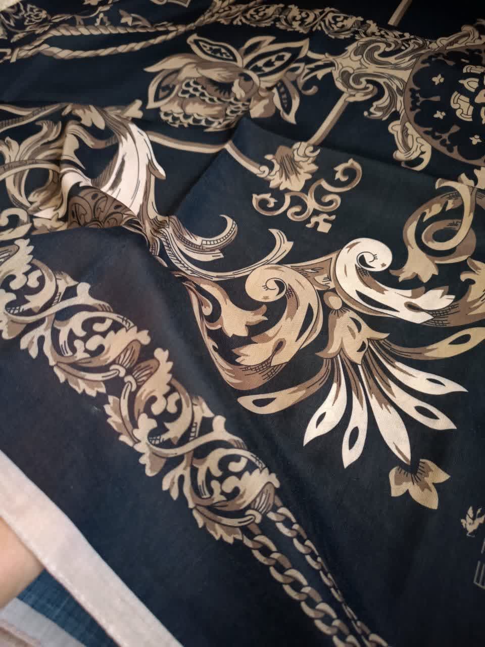 روسری نخی مشکی ورساچه 140 — تصویر ۶