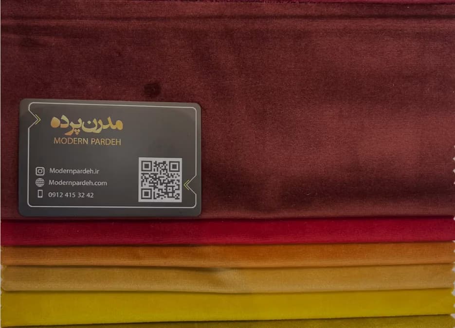 پرده مینیمال مخمل ساده عنابی کد 11 — تصویر ۴