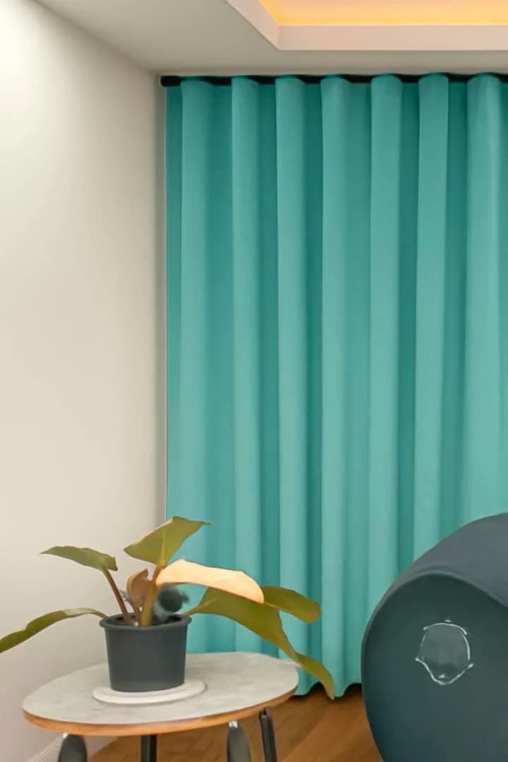 پرده مینیمال مخمل ساده آبی فیروزه ای کد 58 — تصویر ۳