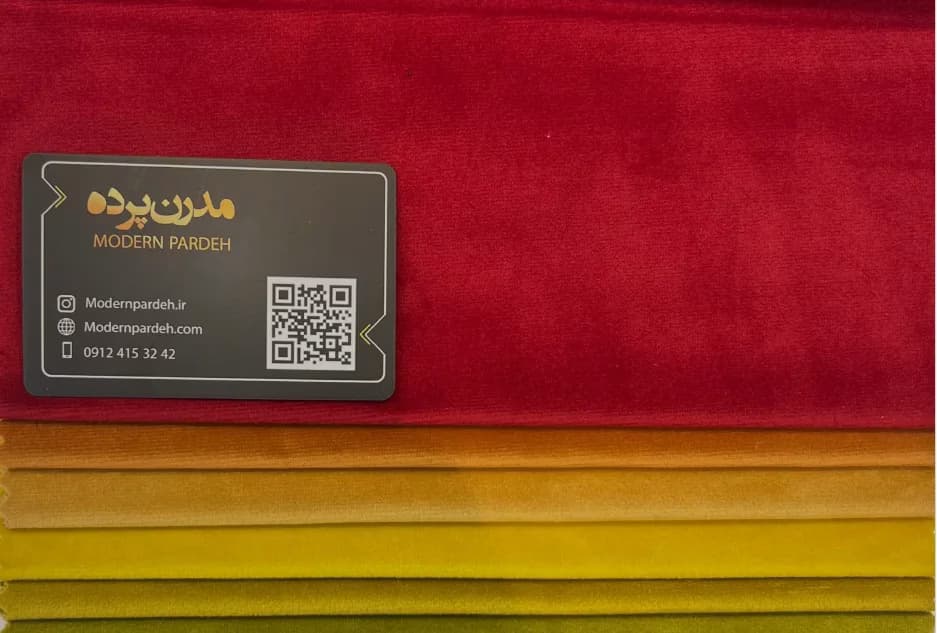 پرده مخمل قرمز ساده مینیمال — تصویر ۲
