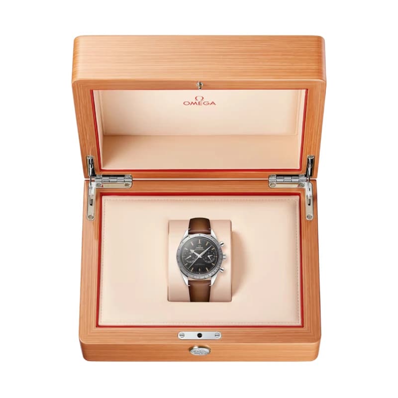 امگا اسپیدمستر ’57 Co-Axial Master Chronometer Chronograph 40.5، استیل، صفحه مشکی و بند چرمی قهوه‌ای | رفرنس 332.12.41.51.01.001 — تصویر ۲