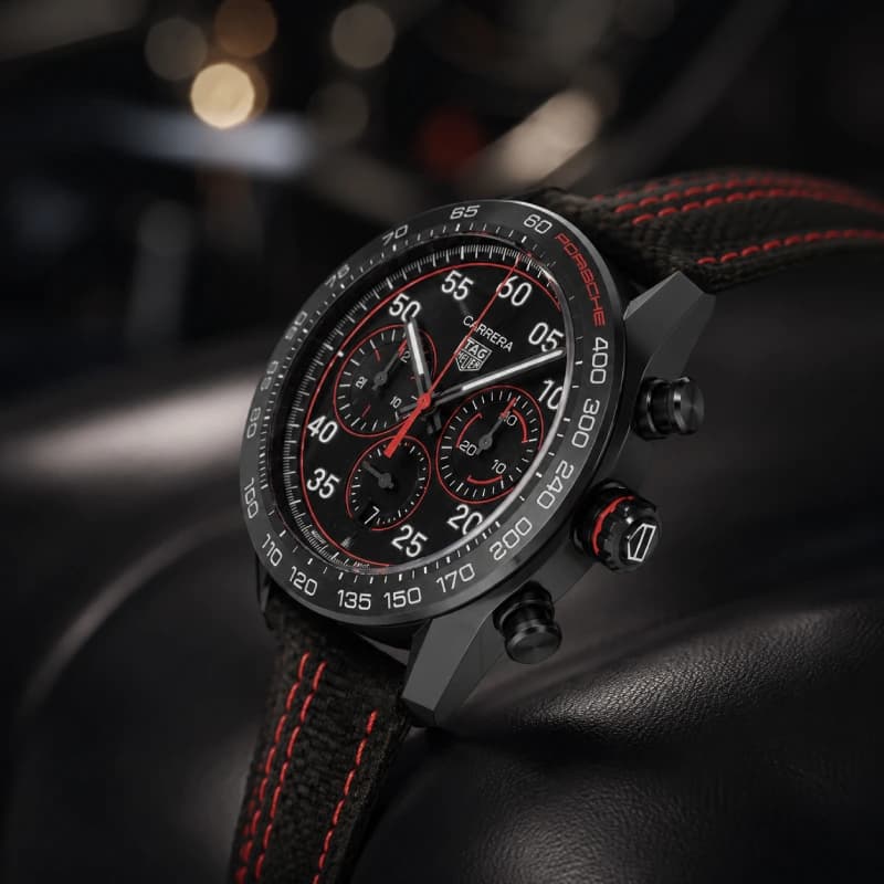 تگ هویر Carrera Chronograph x Porsche Orange Racing Special Edition 44 استیل با پوشش DLC مشکی | صفحه مشکی با جزئیات نارنجی | بزل سرامیکی مشکی Tachymeter و بند چرمی مشکی با دوخت نارنجی | رفرنس CBN2A1M. — تصویر ۵