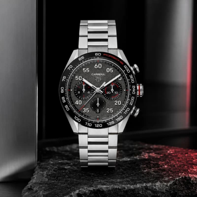 تگ هویر Carrera Chronograph x Porsche Special Edition 44 استیل | صفحه خاکستری با افکت آسفالت و جزئیات قرمز | بزل سرامیکی مشکی Tachymeter و بند استیل | رفرنس CBN2A1F.BA0643 — تصویر ۸