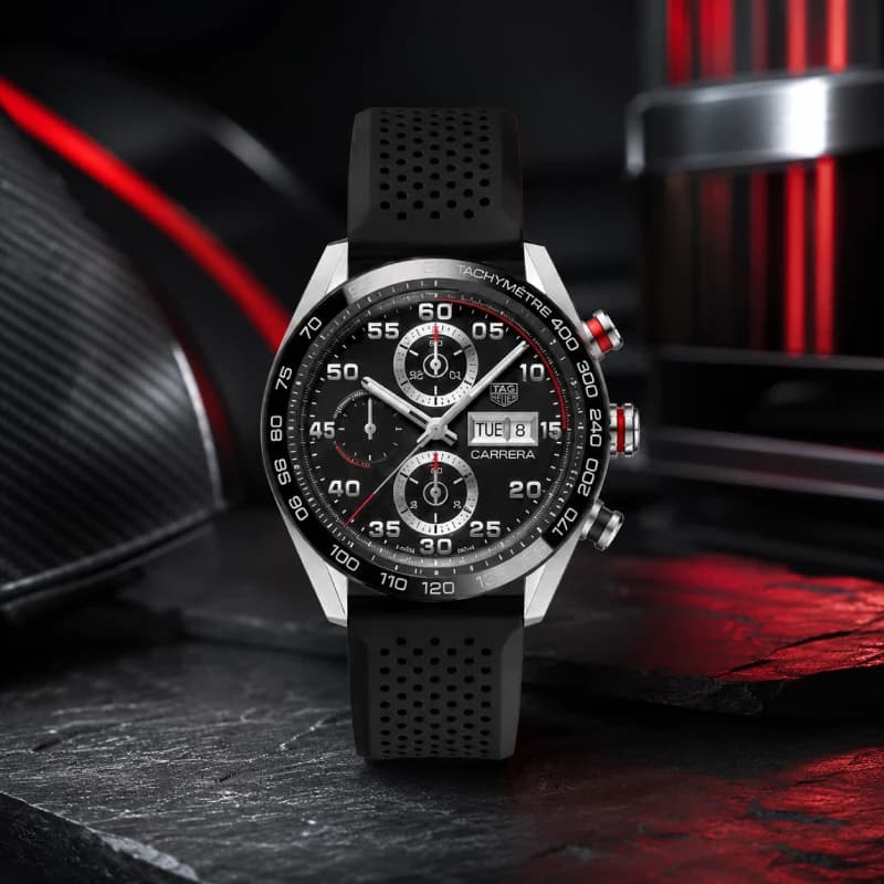 تگ هویر Carrera Chronograph Automatic 44 استیل | صفحه مشکی با ساب‌دایال‌های نقره‌ای و جزئیات قرمز | بزل سرامیکی مشکی Tachymeter و بند رابر مشکی سوراخ‌دار | رفرنس CBN2A1AA.FT6228 — تصویر ۲