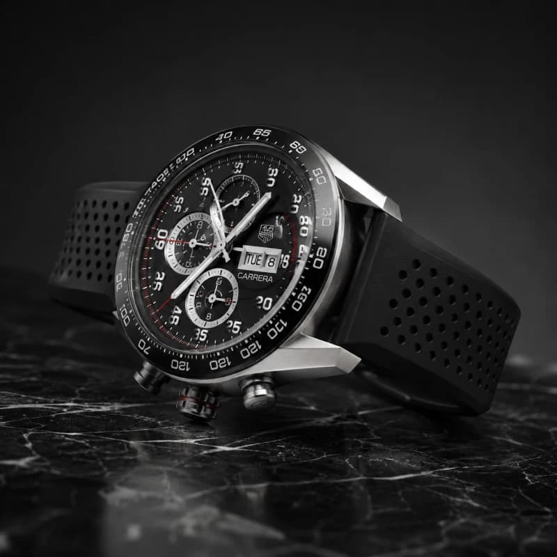 تگ هویر Carrera Chronograph Automatic 44 استیل | صفحه مشکی با ساب‌دایال‌های نقره‌ای و جزئیات قرمز | بزل سرامیکی مشکی Tachymeter و بند رابر مشکی سوراخ‌دار | رفرنس CBN2A1AA.FT6228 — تصویر ۵