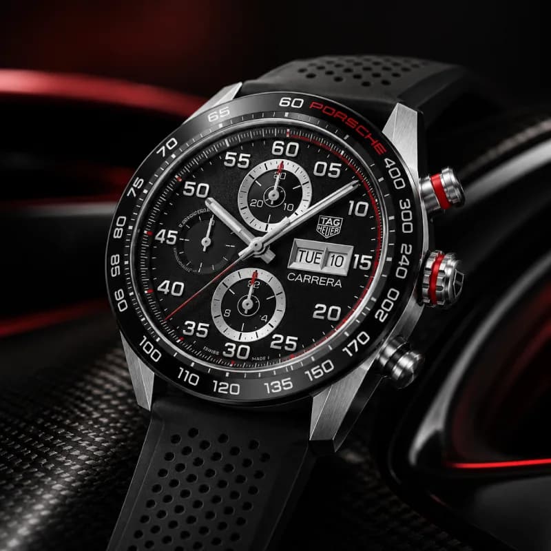 تگ هویر Carrera Chronograph Automatic 44 استیل | صفحه مشکی با ساب‌دایال‌های نقره‌ای و جزئیات قرمز | بزل سرامیکی مشکی Tachymeter و بند رابر مشکی سوراخ‌دار | رفرنس CBN2A1AA.FT6228 — تصویر ۴