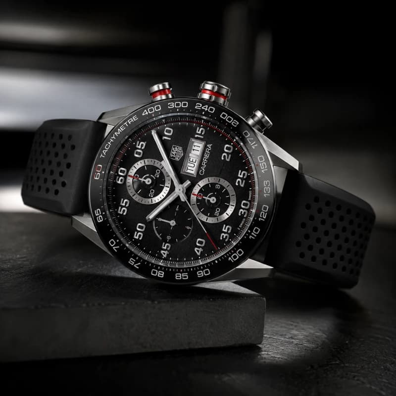 تگ هویر Carrera Chronograph Automatic 44 استیل | صفحه مشکی با ساب‌دایال‌های نقره‌ای و جزئیات قرمز | بزل سرامیکی مشکی Tachymeter و بند رابر مشکی سوراخ‌دار | رفرنس CBN2A1AA.FT6228 — تصویر ۶