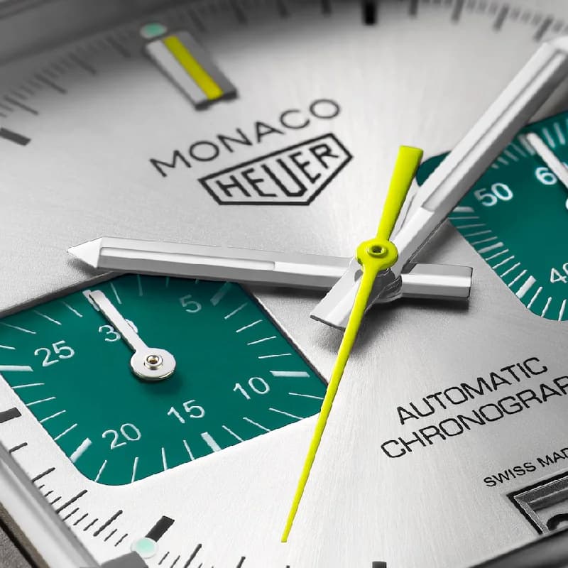 تگ هویر Monaco Chronograph Racing Green 39 تیتانیوم | صفحه نقره‌ای با ساب‌دایال‌های سبز و جزئیات زرد | بند چرمی سبز سوراخ‌دار | رفرنس CAW218E.FC6565 — تصویر ۷