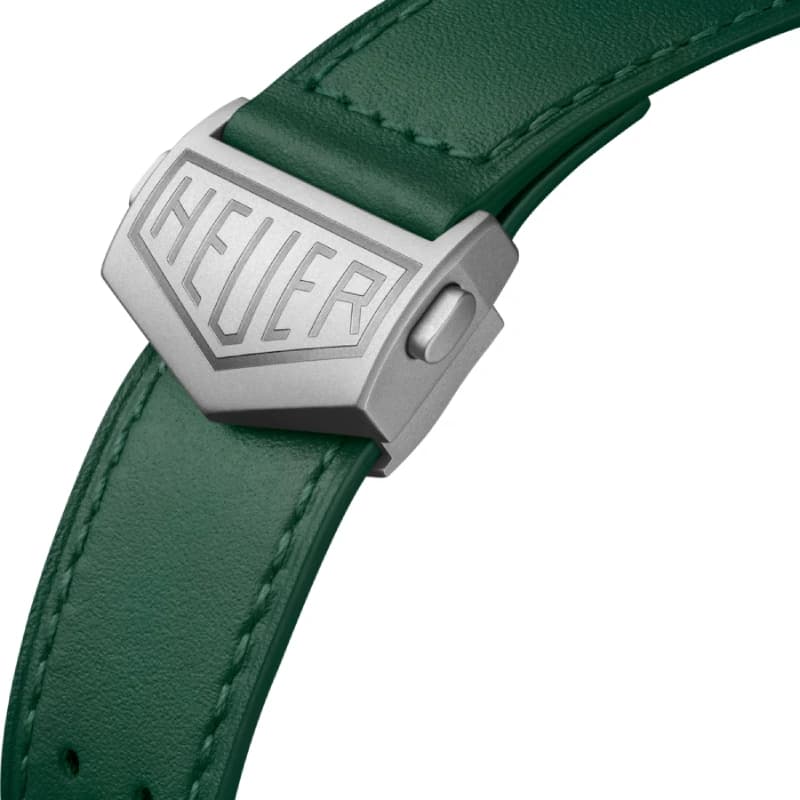 تگ هویر Monaco Chronograph Racing Green 39 تیتانیوم | صفحه نقره‌ای با ساب‌دایال‌های سبز و جزئیات زرد | بند چرمی سبز سوراخ‌دار | رفرنس CAW218E.FC6565 — تصویر ۴