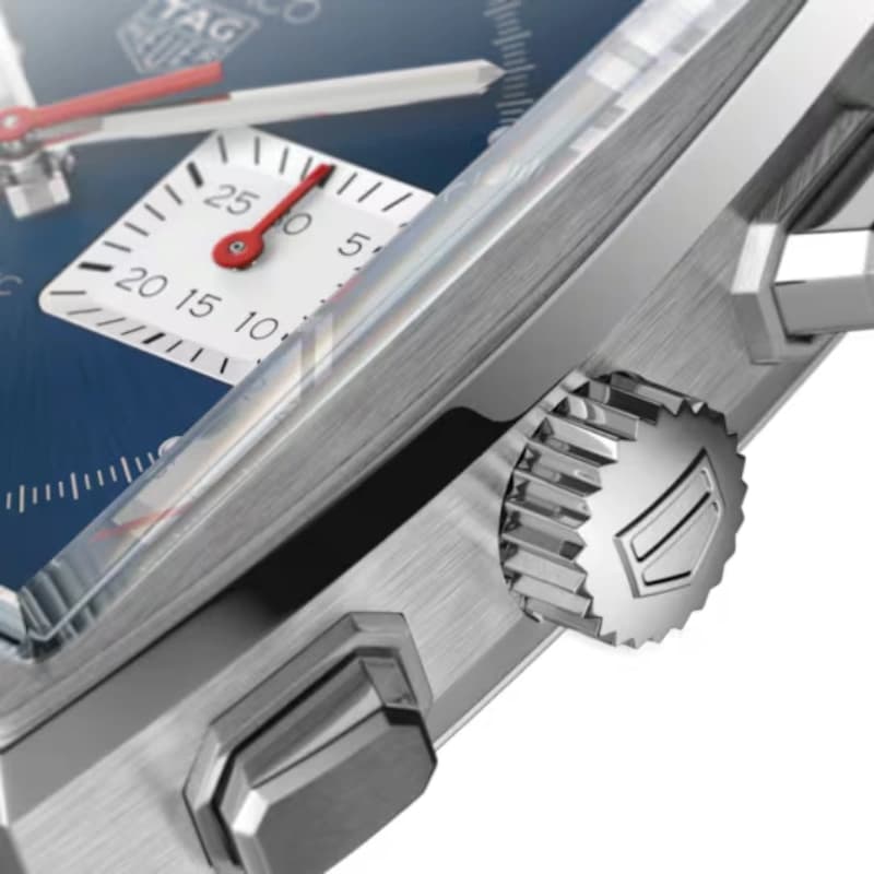 تگ هویر Monaco Gulf Special Edition Chronograph Automatic 39 استیل | صفحه آبی با نوارهای Gulf آبی روشن و نارنجی و بند چرمی آبی سوراخدار | رفرنس CBL2115.FC6494 — تصویر ۳