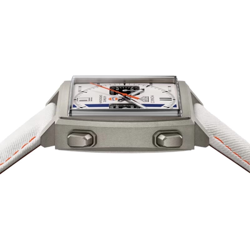 تگ هویر Monaco Chronograph x Gulf Limited Edition 39 تیتانیوم | صفحه نقره‌ای با ساب‌دایال‌های مشکی و نوارهای آبی و نارنجی Gulf | بند پارچه‌ای سفید سوراخ‌دار با دوخت نارنجی | رفرنس CAW218G.EB0393 — تصویر ۶