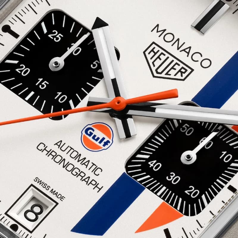 تگ هویر Monaco Chronograph x Gulf Limited Edition 39 تیتانیوم | صفحه نقره‌ای با ساب‌دایال‌های مشکی و نوارهای آبی و نارنجی Gulf | بند پارچه‌ای سفید سوراخ‌دار با دوخت نارنجی | رفرنس CAW218G.EB0393 — تصویر ۷