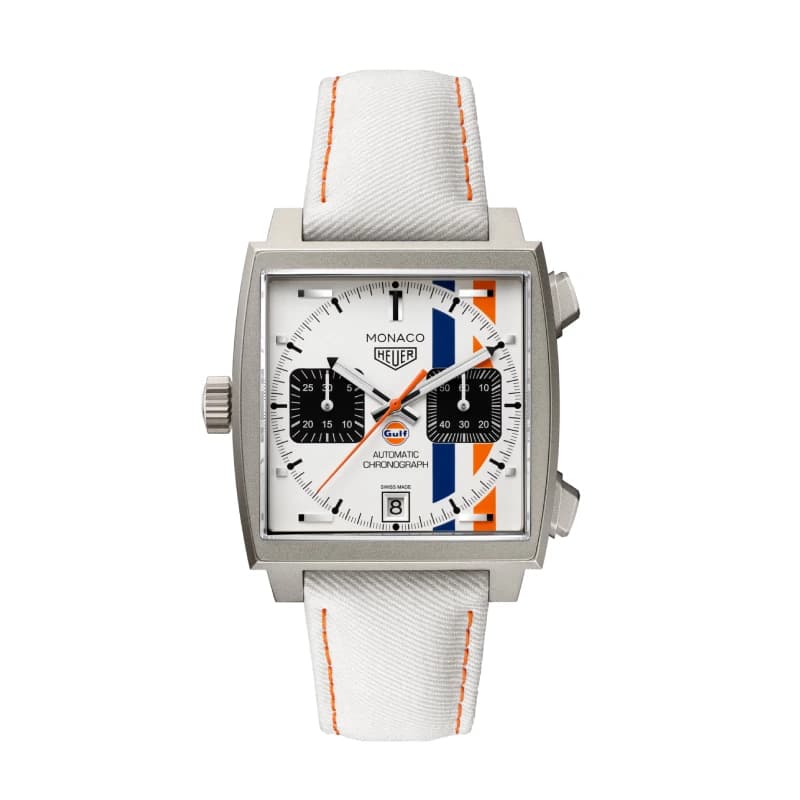 تگ هویر Monaco Chronograph x Gulf Limited Edition 39 تیتانیوم | صفحه نقره‌ای با ساب‌دایال‌های مشکی و نوارهای آبی و نارنجی Gulf | بند پارچه‌ای سفید سوراخ‌دار با دوخت نارنجی | رفرنس CAW218G.EB0393