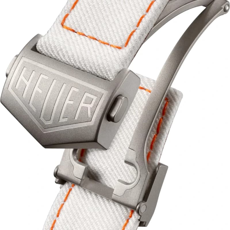 تگ هویر Monaco Chronograph x Gulf Limited Edition 39 تیتانیوم | صفحه نقره‌ای با ساب‌دایال‌های مشکی و نوارهای آبی و نارنجی Gulf | بند پارچه‌ای سفید سوراخ‌دار با دوخت نارنجی | رفرنس CAW218G.EB0393 — تصویر ۴