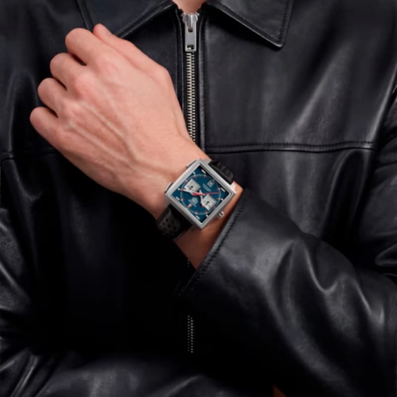 تگ هویر Monaco Calibre 11 Chronograph Automatic 39 استیل | صفحه آبی با سابدایالهای نقرهای و جزئیات قرمز | بند چرمی مشکی سوراخدار | رفرنس CAW211P.FC6356 — تصویر ۸