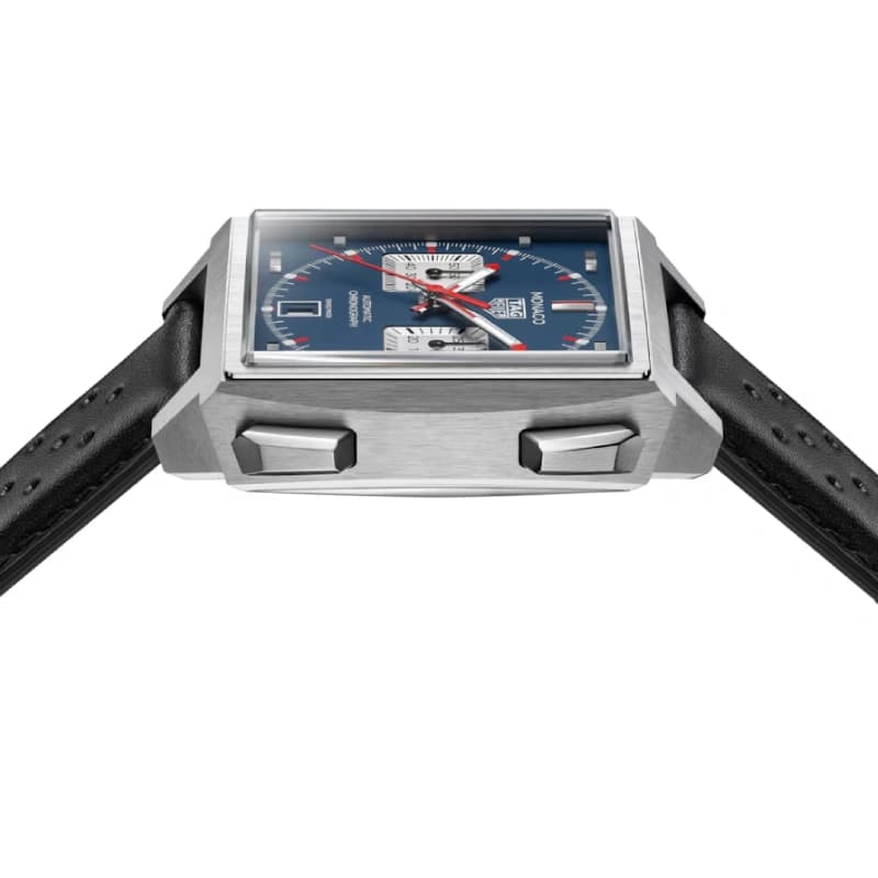 تگ هویر Monaco Calibre 11 Chronograph Automatic 39 استیل | صفحه آبی با سابدایالهای نقرهای و جزئیات قرمز | بند چرمی مشکی سوراخدار | رفرنس CAW211P.FC6356 — تصویر ۱۱