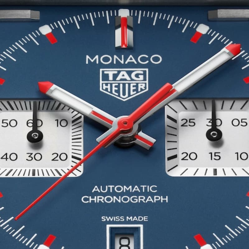 تگ هویر Monaco Calibre 11 Chronograph Automatic 39 استیل | صفحه آبی با سابدایالهای نقرهای و جزئیات قرمز | بند چرمی مشکی سوراخدار | رفرنس CAW211P.FC6356 — تصویر ۴