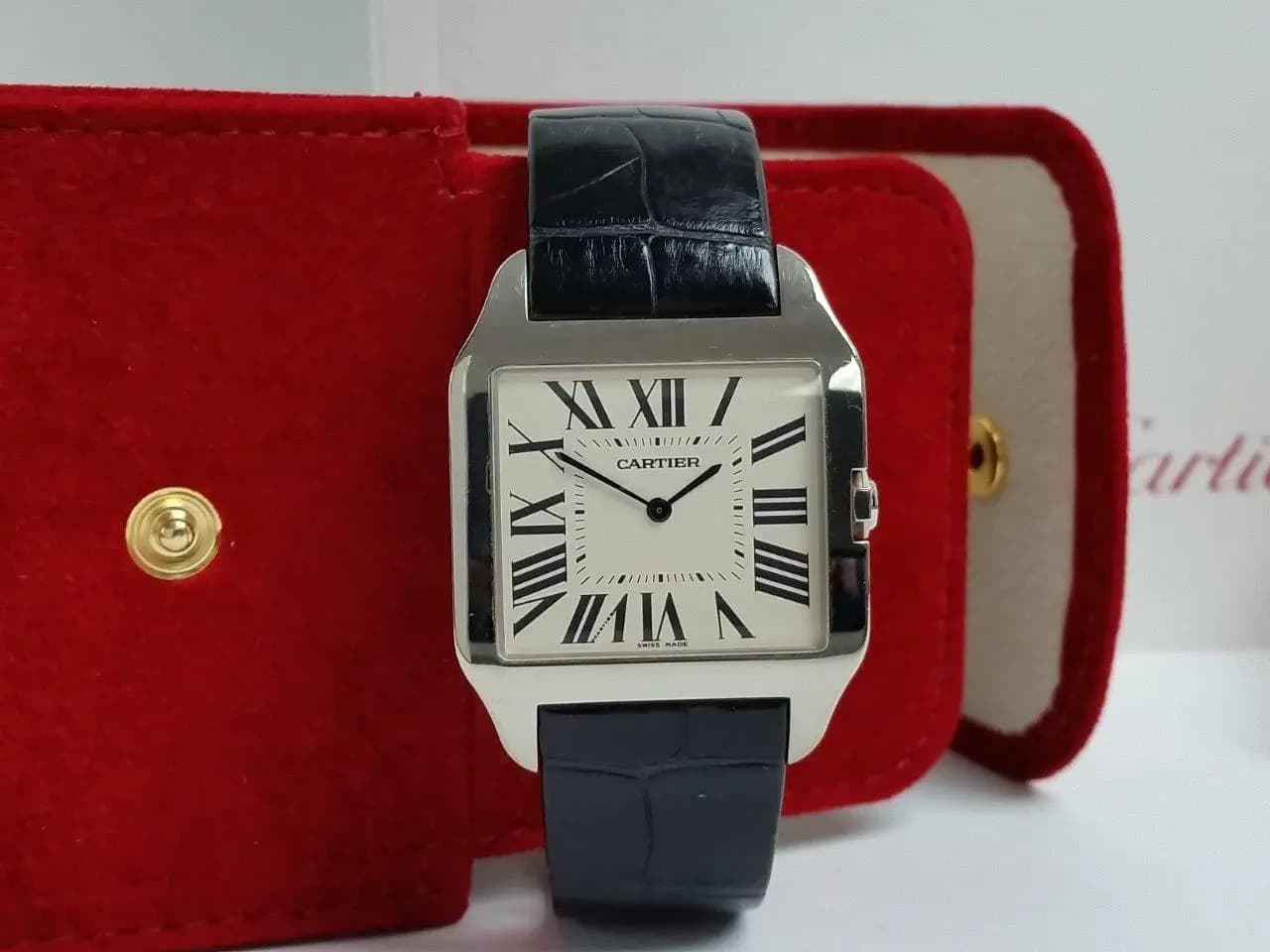 کارتیر Santos-Dumont Large 43.5 × 31.4 استیل | صفحه نقره‌ای با اعداد رومی و عقربه‌های آبی | بند آلیگاتور مشکی | رفرنس WSSA0022 — تصویر ۱۰