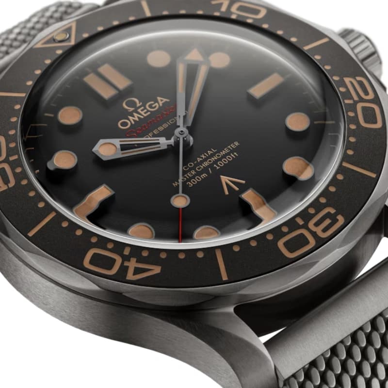 امگا Seamaster Diver 300M 007 Edition Co-Axial Master Chronometer 42 تیتانیوم گرید 2 | صفحه قهوه‌ای Tropical | بزل آلومینیومی قهوه‌ای و بند مش تیتانیوم | رفرنس 210.90.42.20.01.001 — تصویر ۳