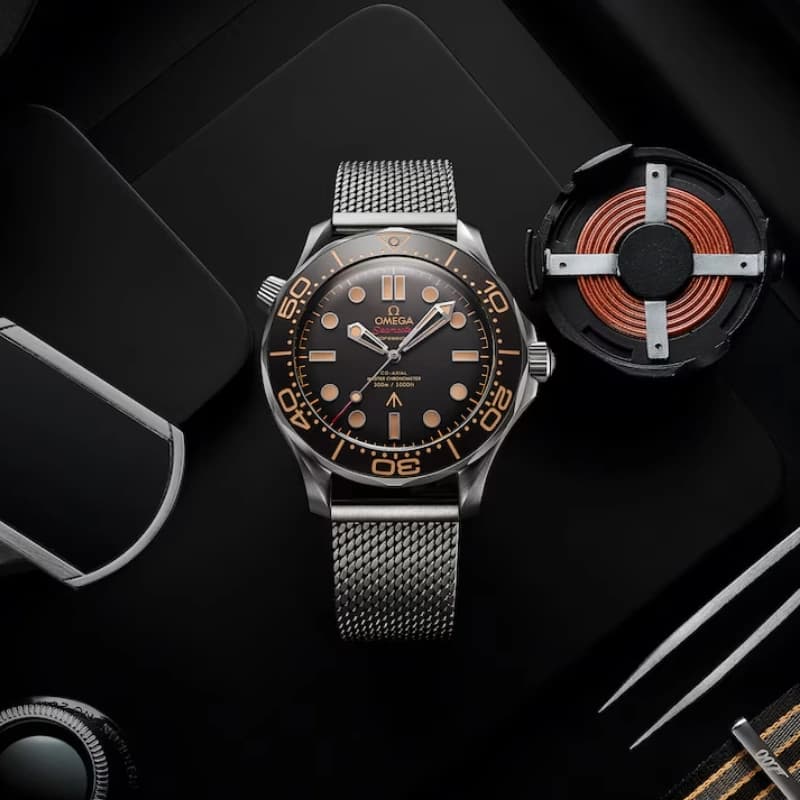 امگا Seamaster Diver 300M 007 Edition Co-Axial Master Chronometer 42 تیتانیوم گرید 2 | صفحه قهوه‌ای Tropical | بزل آلومینیومی قهوه‌ای و بند مش تیتانیوم | رفرنس 210.90.42.20.01.001 — تصویر ۲