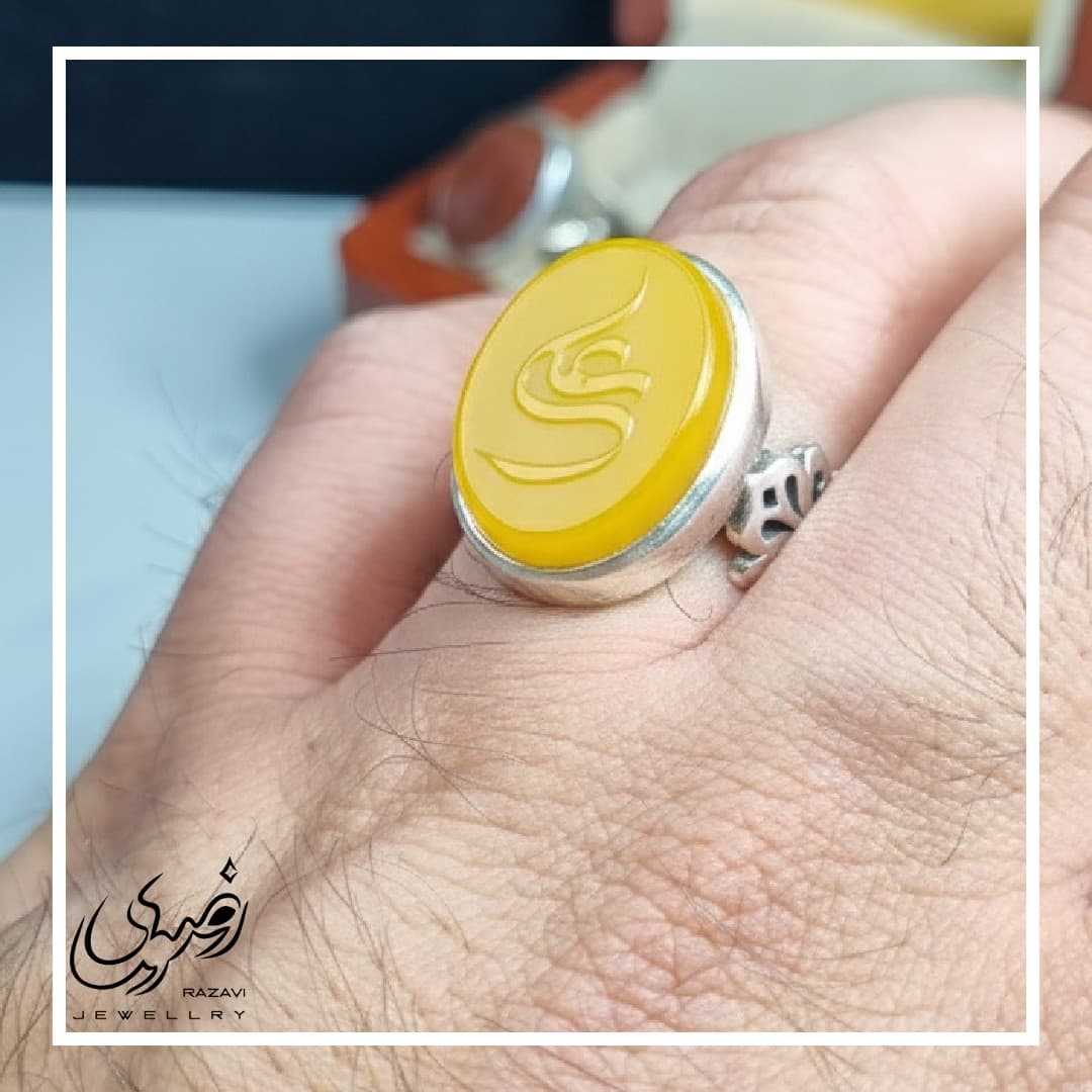 ست انگشتر نقره مردانه و زنانه عقیق زردبا حکاکی نام بزرگ علی (ع) و فاطمه (س) به صورت برجسته — تصویر ۴