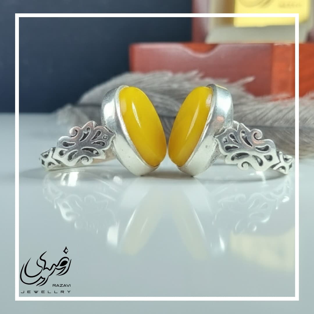 ست انگشتر نقره مردانه و زنانه عقیق زردبا حکاکی نام بزرگ علی (ع) و فاطمه (س) به صورت برجسته — تصویر ۲