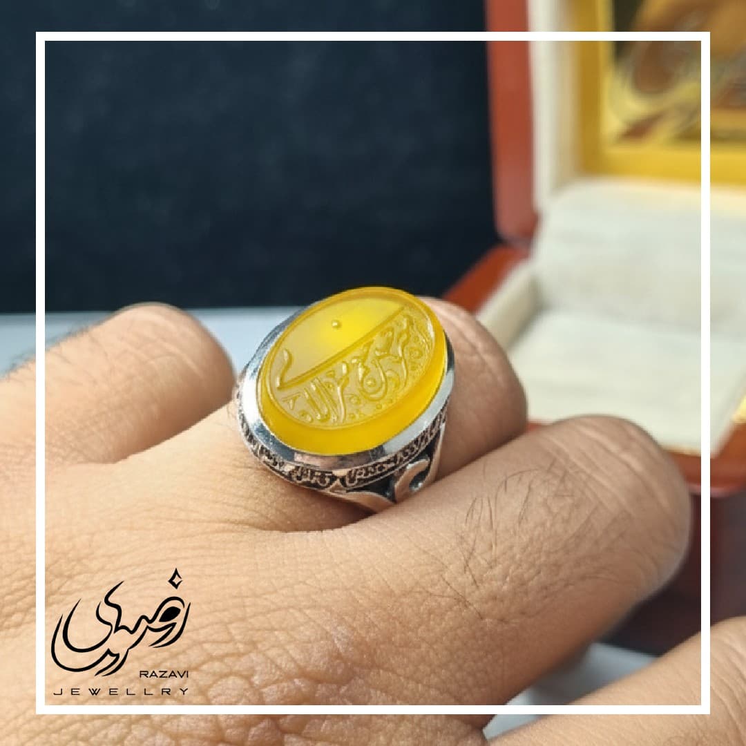 انگشتر نقره مردانه عقیق زرد با حکاکی ذکر مقدس امیری حسین و نعم الامیر به صورت برجسته — تصویر ۶