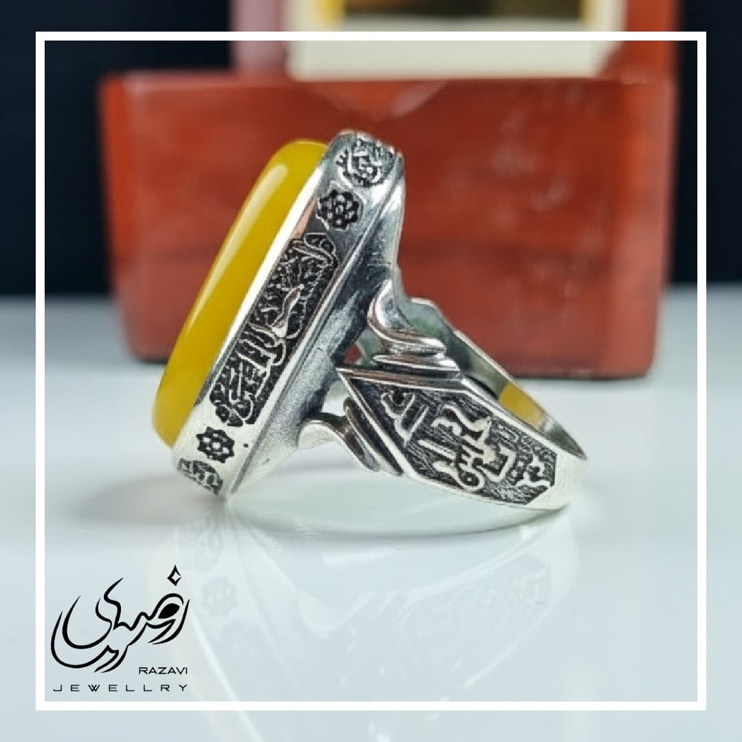 انگشتر نقره مردانه عقیق زرد با حکاکی آیه رزق و روزی و من یتق الله … — تصویر ۵