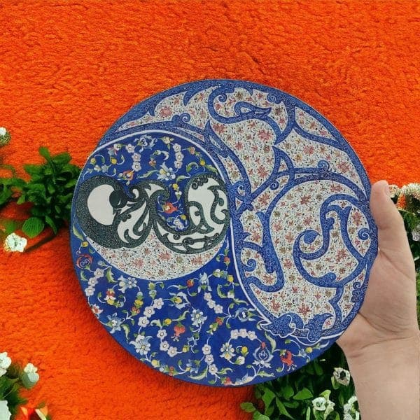 بشقاب میناکاری دیوارکوب 25 سانتی همراه با قاب PVC|کد DK25267 — تصویر ۶