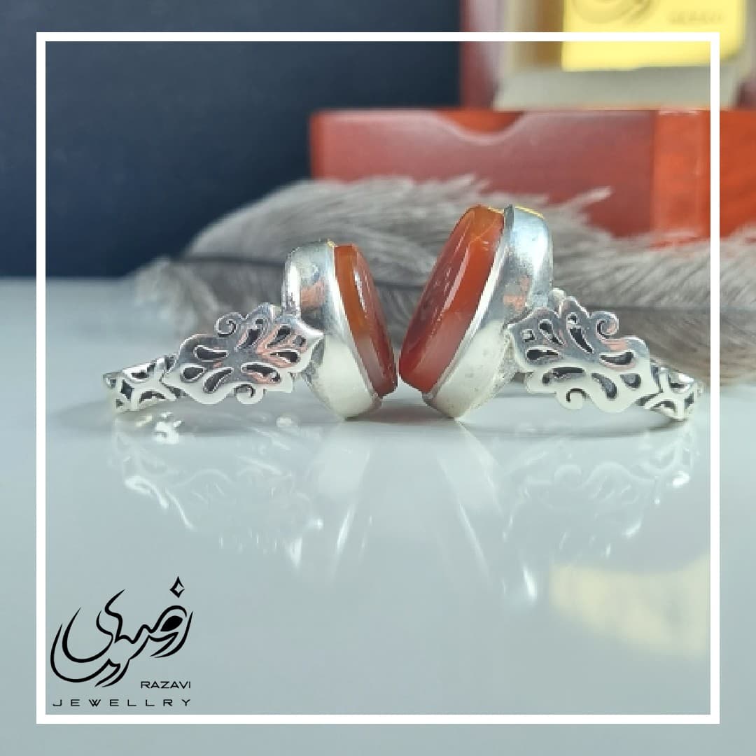 ست انگشتر نقره مردانه و زنانه عقیق سرخ یمنی با حکاکی علی (ع) و فاطمه (س) به صورت برجسته — تصویر ۸
