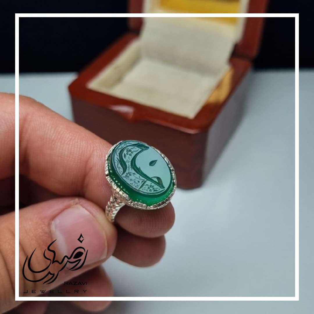 انگشتر نقره زنانه عقیق سبز با حکاکی حسن — تصویر ۸