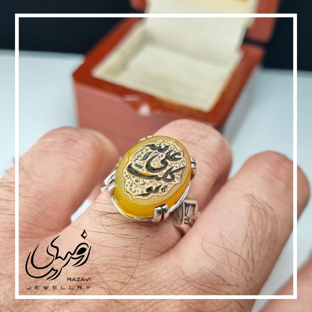 انگشتر مردانه نقره عقیق زرد با حکای تو کلت علی الله — تصویر ۳