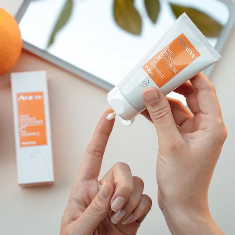 کرم ضد آفتاب ضد لک و مرطوب کننده و آبرسان آون Avon حاوی ویتامین سی با spf50 حجم 50 میل اورجینال — تصویر ۲