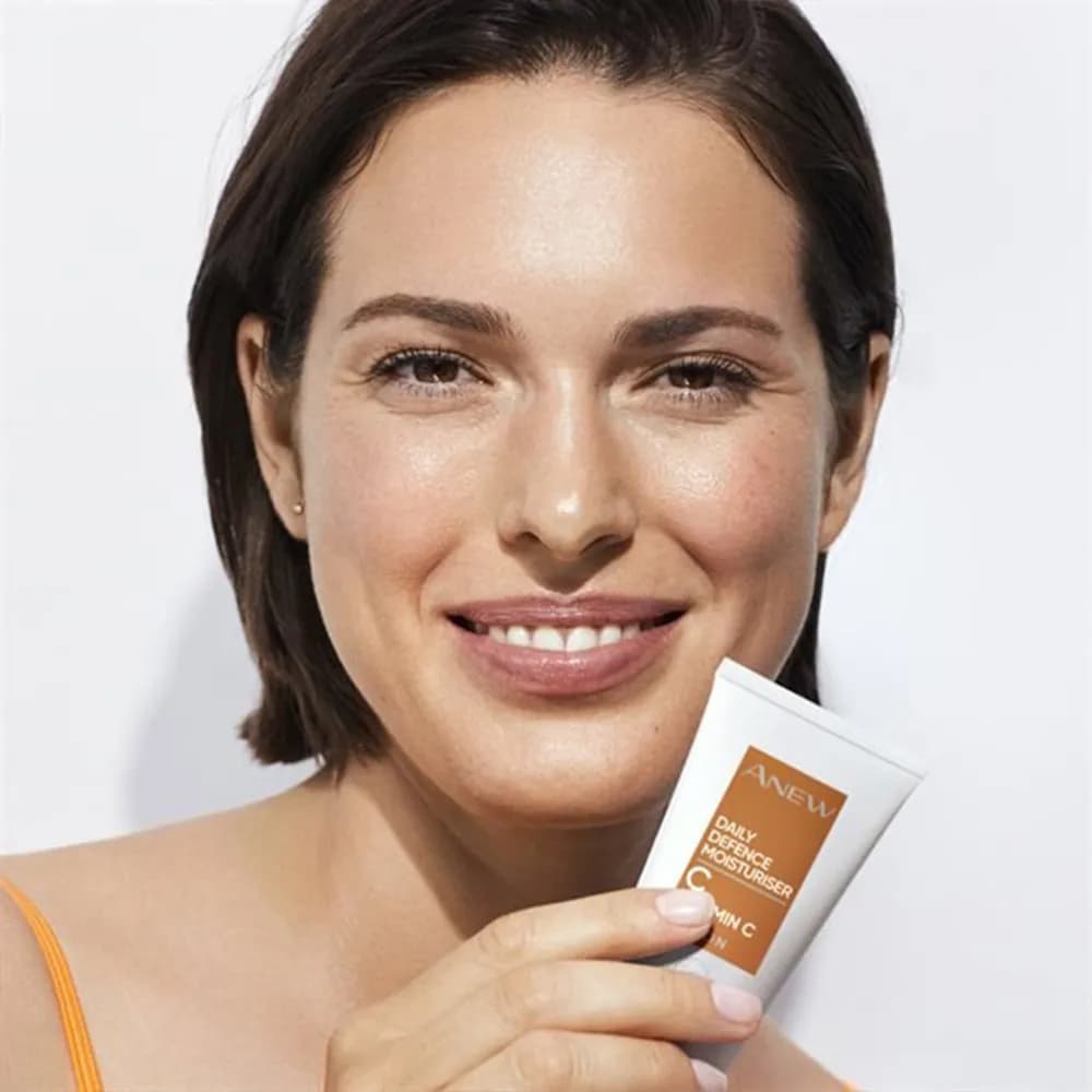 کرم ضد آفتاب ضد لک و مرطوب کننده و آبرسان آون Avon حاوی ویتامین سی با spf50 حجم 50 میل اورجینال — تصویر ۳