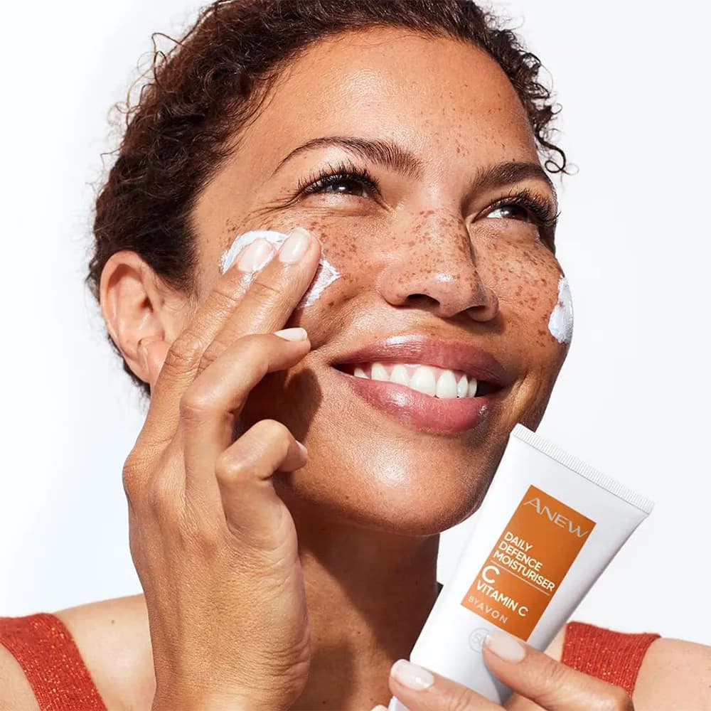کرم ضد آفتاب ضد لک و مرطوب کننده و آبرسان آون Avon حاوی ویتامین سی با spf50 حجم 50 میل اورجینال — تصویر ۴