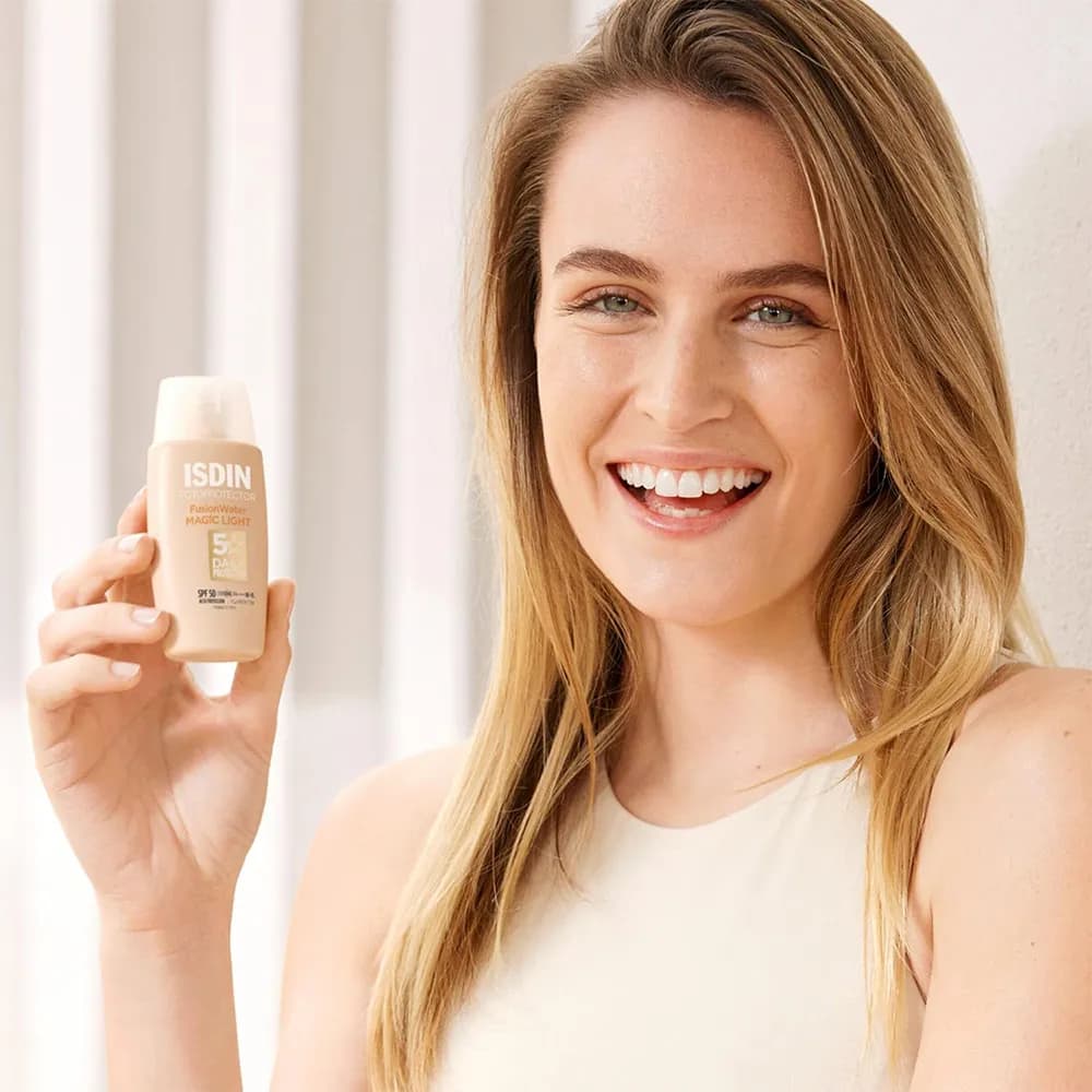 ضد آفتاب فیوژن واتر مجیک رنگی ایزدین اصل Isdin Fotoprotector Fusion Water MAGIC Light SPF 50 اورجینال — تصویر ۴
