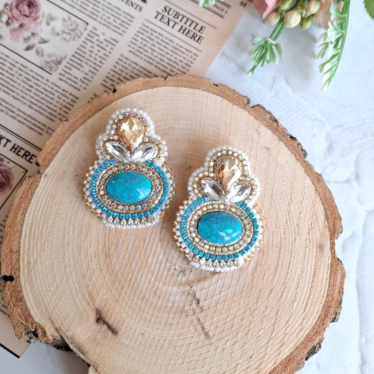 گوشواره جواهردوزی فیروزه تاج دار کد 2256 — تصویر ۳