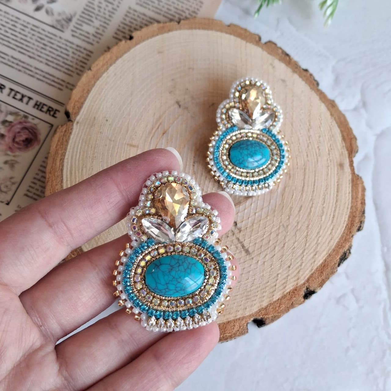 گوشواره جواهردوزی فیروزه تاج دار کد 2256 — تصویر ۲