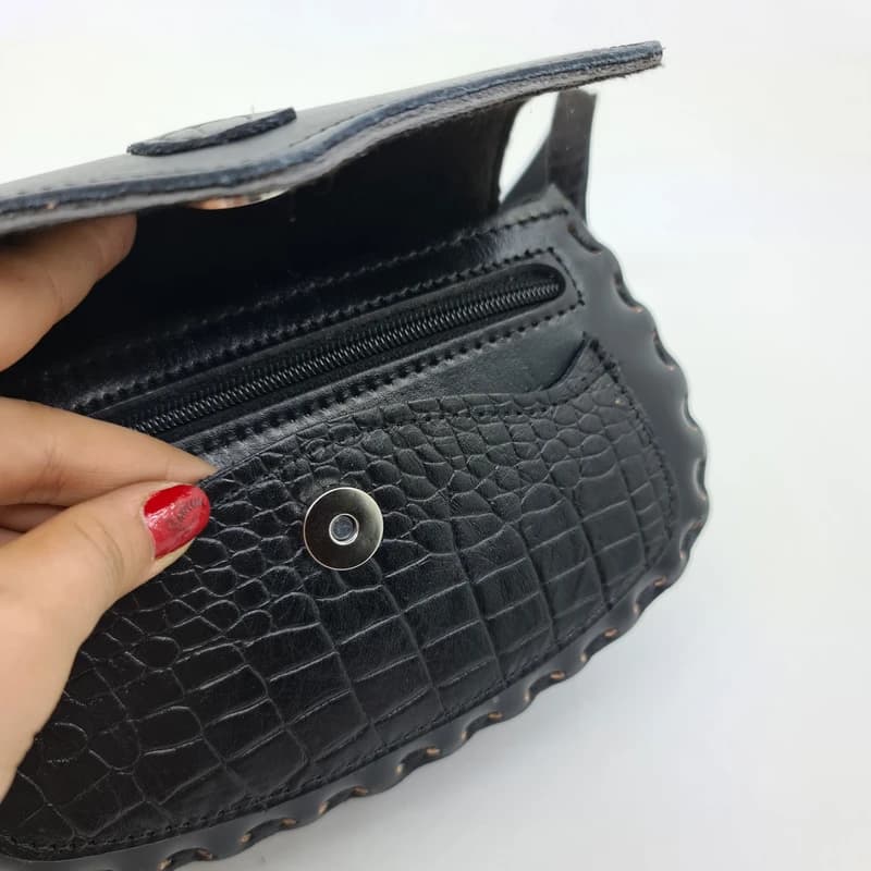 کیف دوشی چرم طبیعی مدل در پروانه ای مشکی کد 01 — تصویر ۹