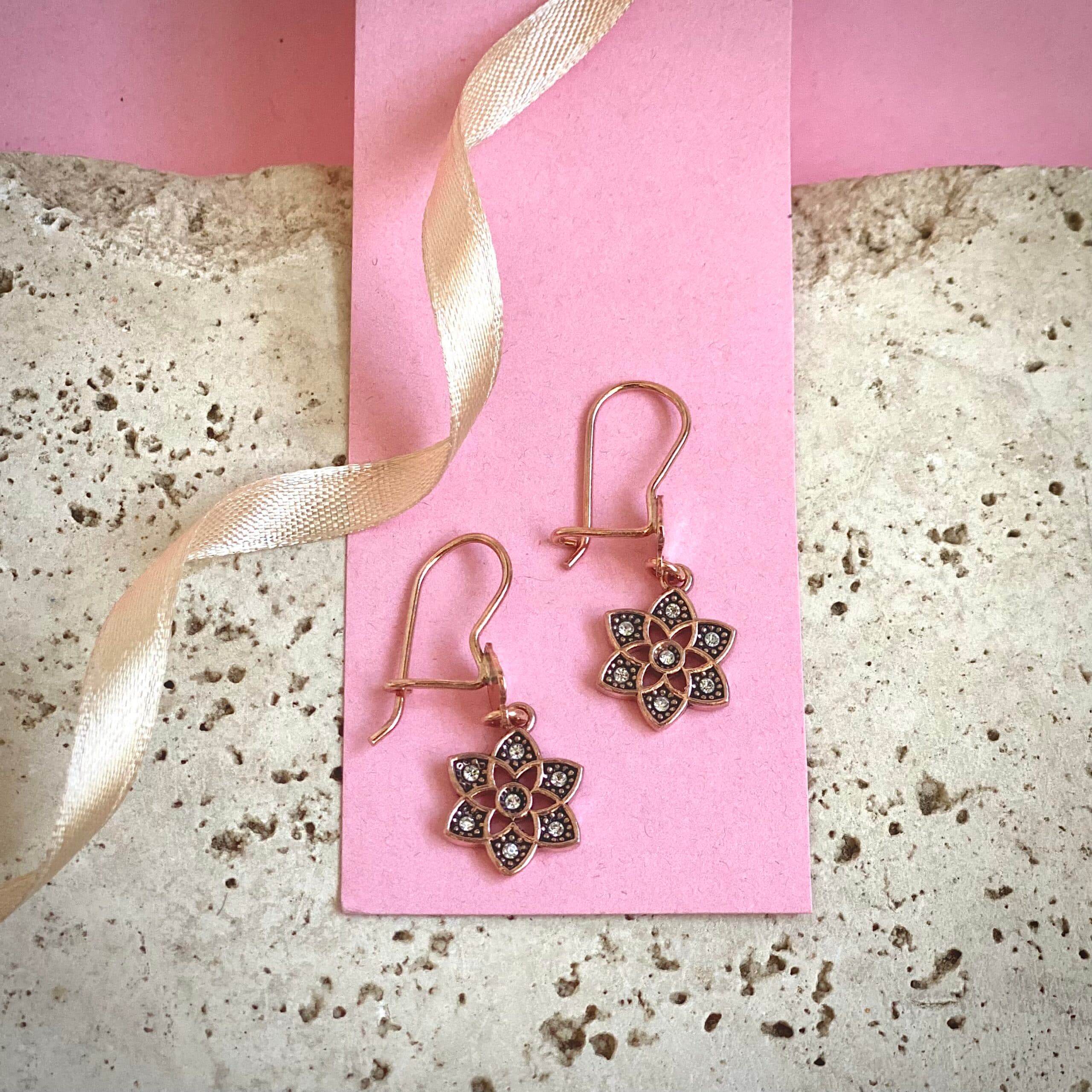 سرویس مسی زنانه طرح گل شش پر — تصویر ۳