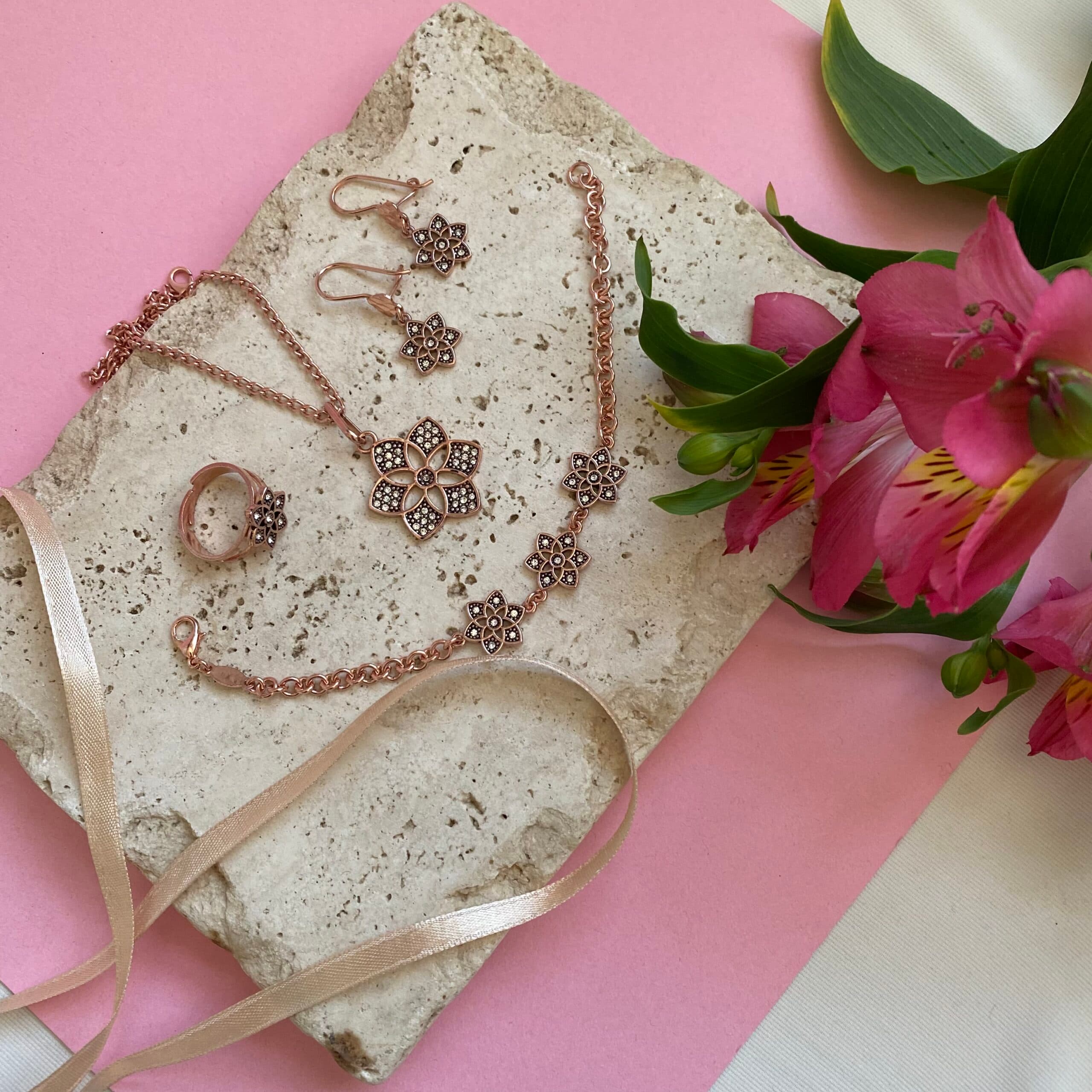 سرویس مسی زنانه طرح گل شش پر — تصویر ۷