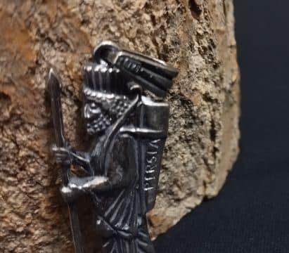 آویز نقره سرباز هخامنشی — تصویر ۹