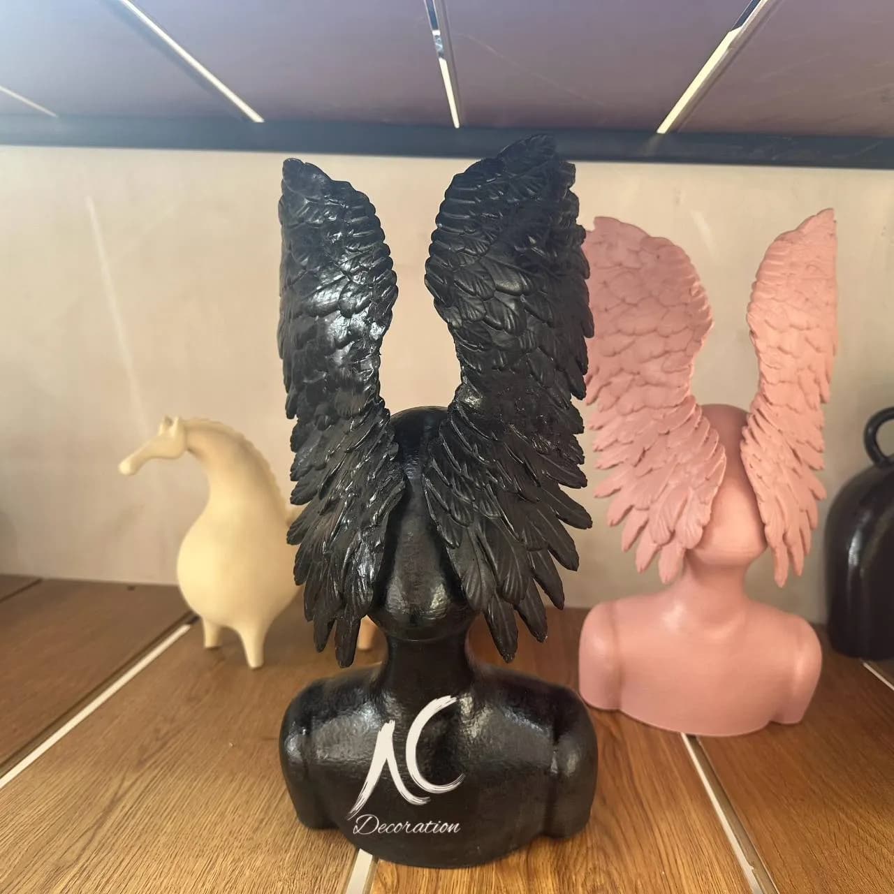 دکوری رومیزی چهره بال‌دار — تصویر ۳