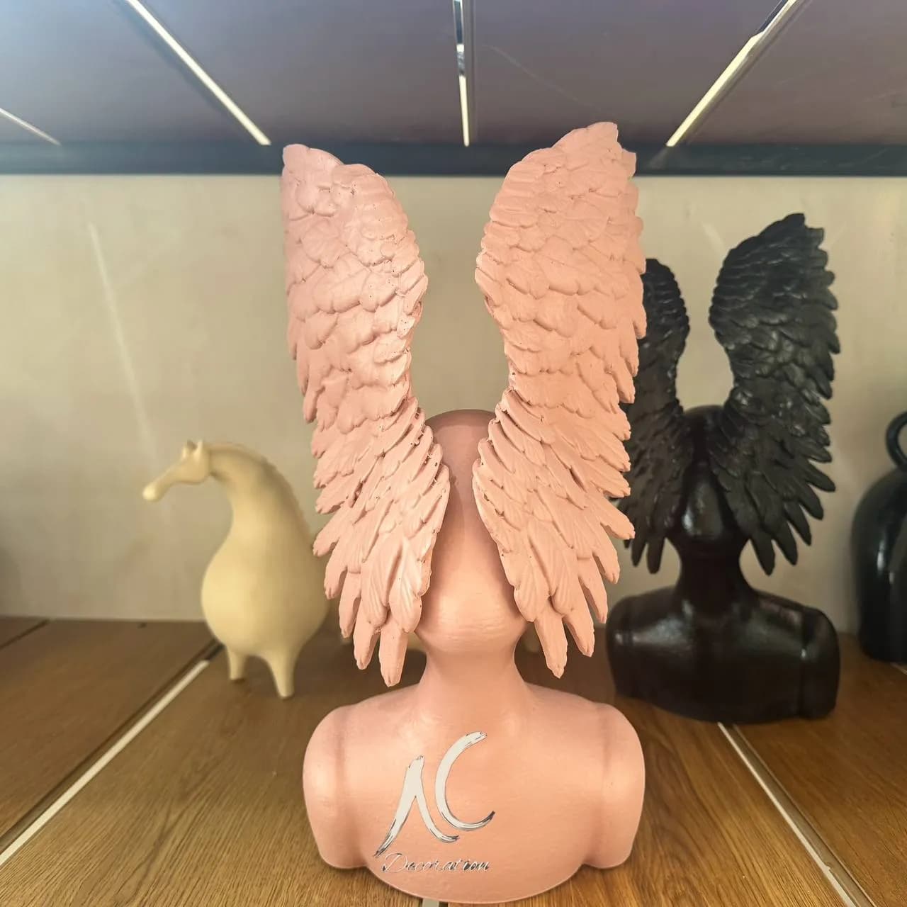دکوری رومیزی چهره بال‌دار — تصویر ۲
