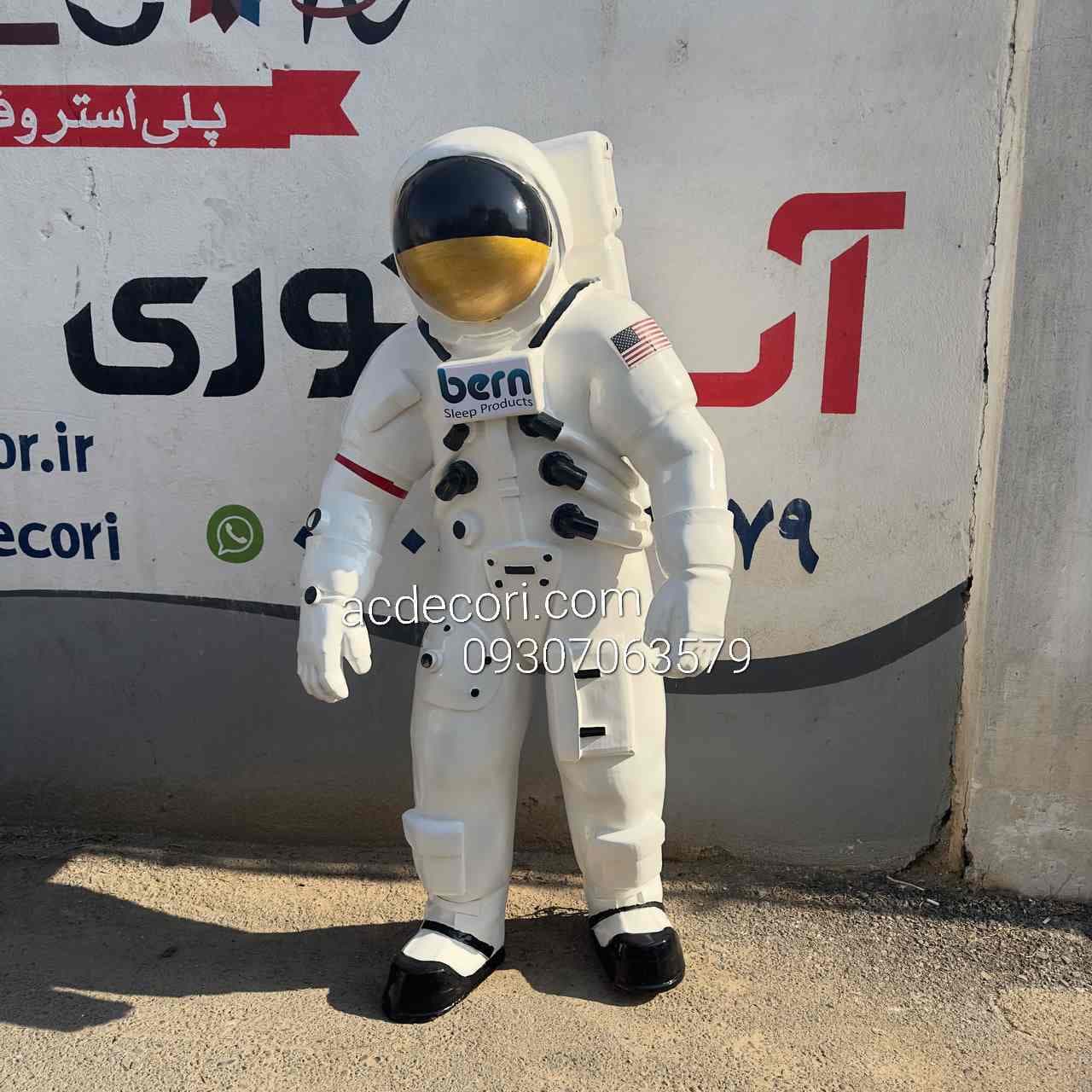 مجسمه فضانورد ایستاده