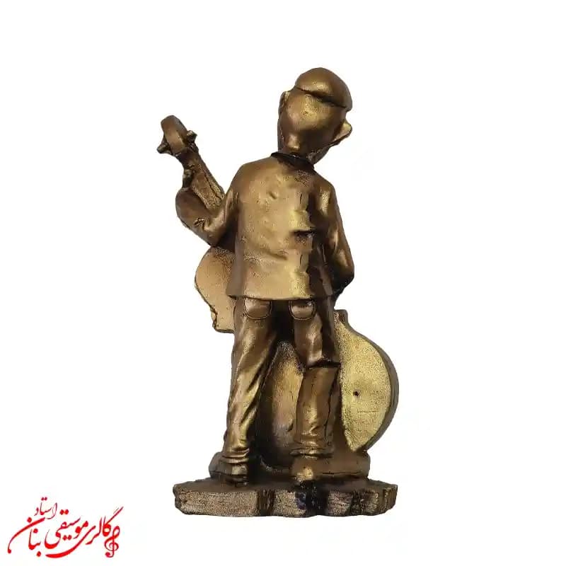 مجسمه مرد نوازنده ویولن سل طلایی — تصویر ۲