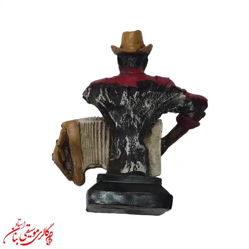 مجسمه مرد نوازنده آکاردئون — تصویر ۲
