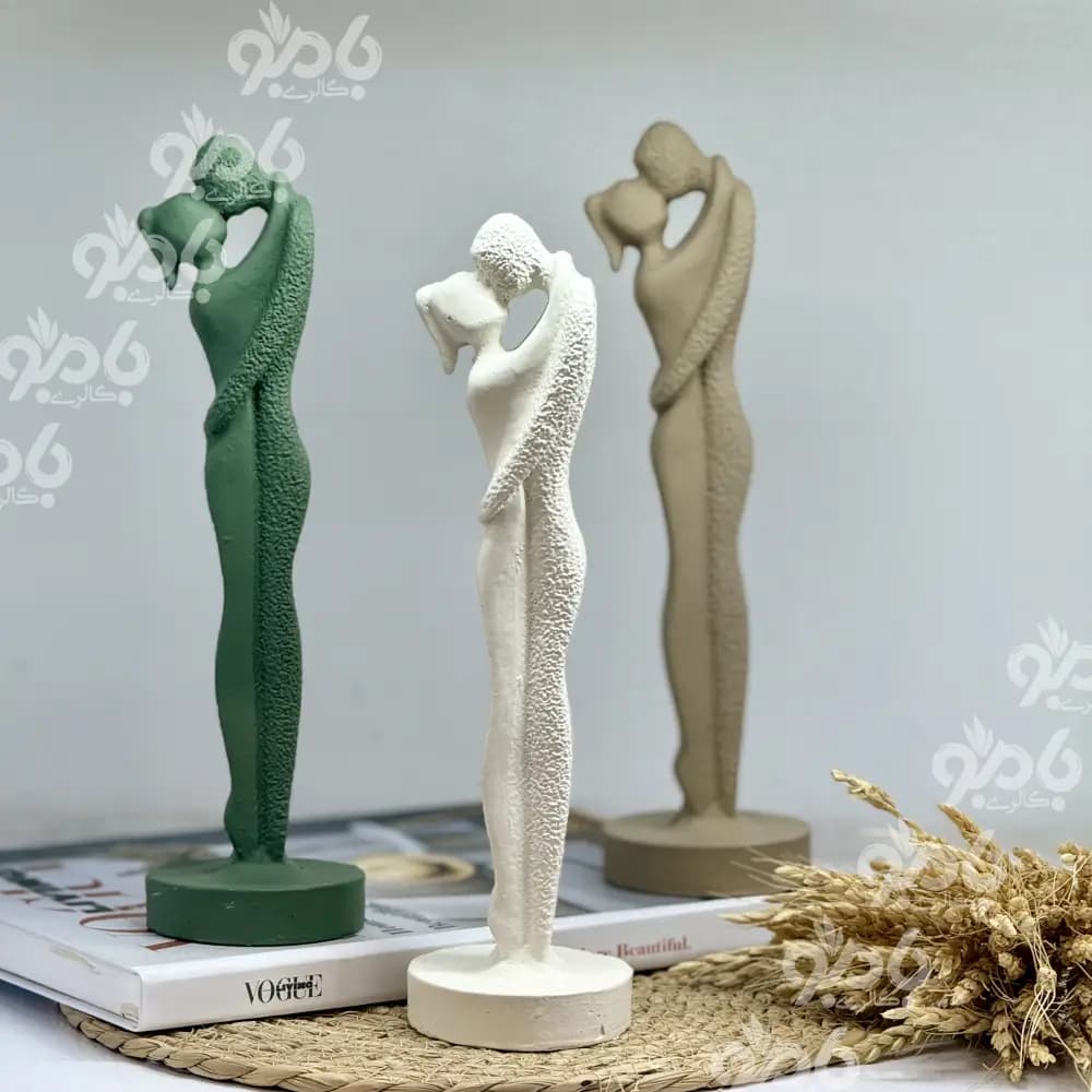 مجسمه رزین تک بوسه تندیسی — تصویر ۳